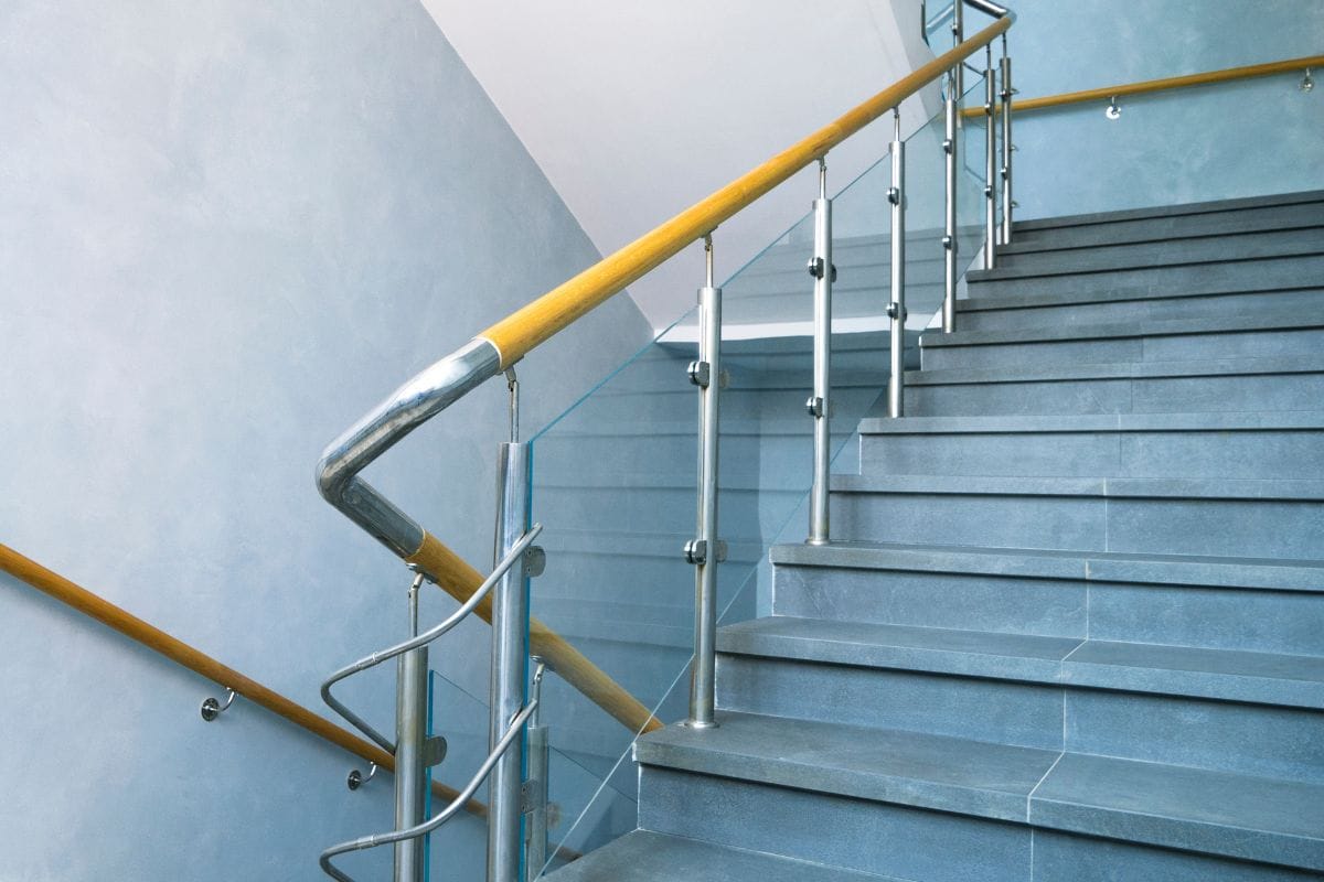 L'image montre un escalier avec un carrelage d'intérieur gris
